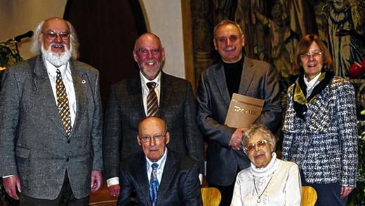 Bund für Geistesfreiheit: Langjährige Mitglieder wurden geehrt. Im Bild (von links, stehend) Vorsitzender Friedrich Patzier, zweiter Vorsitzender Wolfgang Günther, Hubert Guggenbichler, Renate Bauer, (sitzend) Walter Buhl und Marga Sauerteig. Bund für Geistesfreiheit: Langjährige Mitglieder wurden geehrt. Im Bild (von links, stehend) Vorsitzender Friedrich Patzier, zweiter Vorsitzender Wolfgang Günther, Hubert Guggenbichler, Renate Bauer, (sitzend) Walter Buhl und Marga Sauerteig.