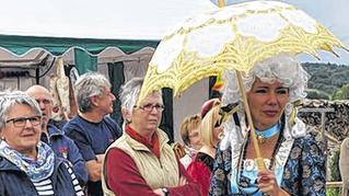 Passend zum Dorfjubiläum: Besucher in historischen Trachten. Passend zum Dorfjubiläum: Besucher in historischen Trachten.