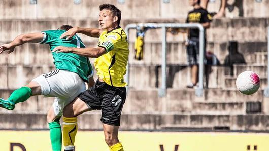 Sands André Karmann (links) gewinnt in dieser Szene zwar das Kopfballduell gegen Ambergs Kapitän Andreas Graml, die drei Punkte blieben bei der 0:3-Auswärtsniederlage allerdings in der Oberpfalz..