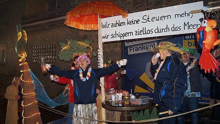Warum soll es nicht auch nachts einen Faschingszug geben, meinen die Dampfacher. Hier ein „Steuerwagen“. Warum soll es nicht auch nachts einen Faschingszug geben, meinen die Dampfacher. Hier ein „Steuerwagen“.