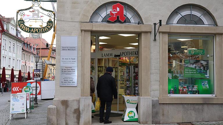 Die Lamm-Apotheke in Kitzingen hat FFP2-Masken auf Vorrat. Die Nachfrage im Landkreis ist bei Apotheken und Drogerien groß. Die Lamm-Apotheke in Kitzingen hat FFP2-Masken auf Vorrat. Die Nachfrage im Landkreis ist bei Apotheken und Drogerien groß.