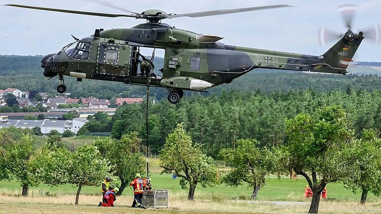 Flughelfer der Feuerwehr bei einem Training auf dem Bundeswehrgelände in Veitshöchheim.