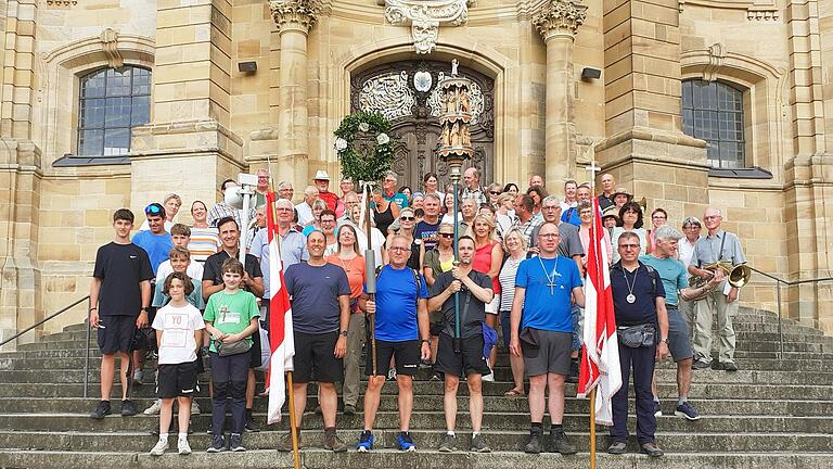 Nach dem Gottesdienst versammelte man sich gerne zum gemeinsamen Gruppenfoto vor dem Haupteingang der Basilika. Es gab wieder zahlreiche Ehrungen: Jürgen Gruß, Burkard Fuchs, Anneliese Schneyer und Claudia Knetsch (je 25-mal). Helmut Eglmeier (14-mal) Werner Mack, Brigitte Fluhr und Holger Bühner (je siebenmal). Heinrich Gans (25-mal ab Hollstadt).