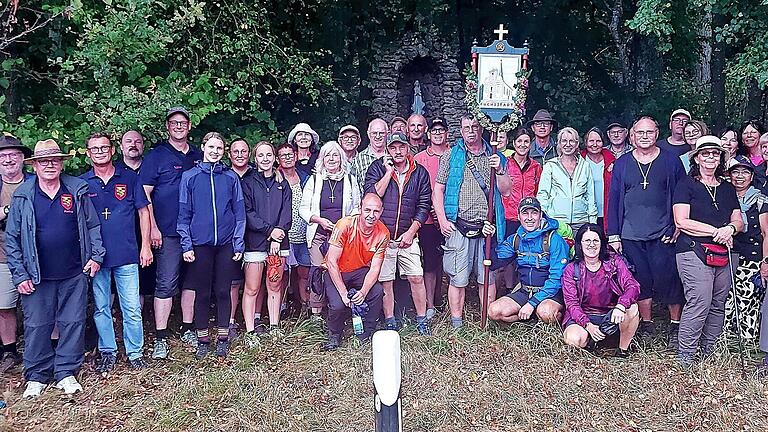 Die Pilgergruppe aus Fuchsstadt an der Grotte zwischen Lager Hammelburg und Gauaschach       -  Die Pilgergruppe aus Fuchsstadt an der Grotte zwischen Lager Hammelburg und Gauaschach