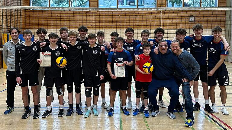 Im Bild: Mannschaften des Landschulheim Gaibach und Alexander-von-Humboldt-Gymnasium mit Betreuer Florian Schüller und Volleyball-Stadtschulobmann Cornel Closca. Im Bild: Mannschaften des Landschulheim Gaibach und Alexander-von-Humboldt-Gymnasium mit Betreuer Florian Schüller und Volleyball-Stadtschulobmann Cornel Closca.