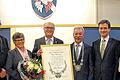 Hohe Ehre: (von links) Vizebürgermeister Norbert Hart, Gerdi Heusinger, der neue Ehrenbürger und Altbürgermeister Peter Heusinger, Bürgermeister Peter Seifert, Landrat Florian Töpper sowie Vizebürgermeisterin Bettina Bärmann bei der Feierstunde im Rathaus.
