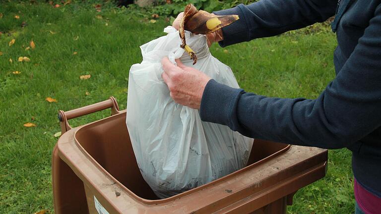 Gegen Störstoffe im Biomüll will der Landkreis künftig konsequent vorgehen. Am häufigsten landet in Plastiktüten verpackter Biomüll in den Tonnen.