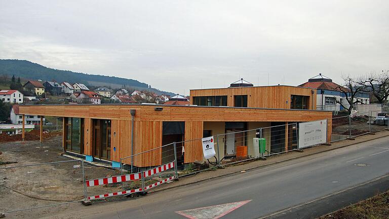 Der Erweiterungsbau zum Barbara-Gram'schen-Kindergarten kann im Mai 2021 in Betrieb genommen werden. Die gleichnamige Kindergartenstiftung wird die Trägerschaft für die drei Krippen- und Ruheräume inne haben.