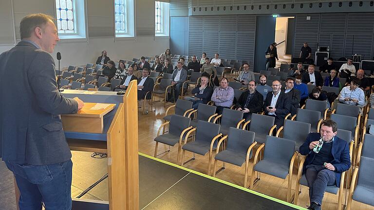 Oberbürgermeister Stefan Güntner begrüßte die Teilnehmerinnen und Teilnehmer des Kommunalen Klimaschutz-Netzwerks Main-Rhön in der Alten Synagoge.