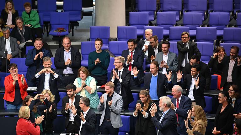 Bundestag       -  Nach ihrer Rede gab es Standing Ovations für die SPD-Politikerin.