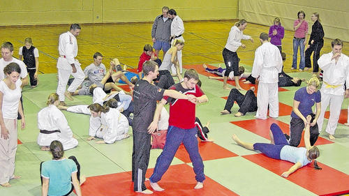 Projekt zur Gewaltprävention: Das Bild zeigt die Judo-Übungsgruppe unter der Leitung von Frank Wienecke (Olympiasieger 1984) im Sportzentrum der Universität.