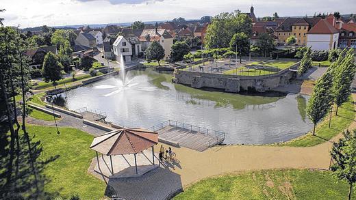 Neuanfang: Die Großlangheimer wagen 2014 einen Standortwechsel &ndash; das Weinfest wird weg von Marktplatz und Winzerbrünnle hin zur Schlossruine am Dorfsee verlegt. (Das Bild wurde im Sommer 2013 von der Feuerwehrleiter aus rund 16 Metern Höhe aufgenommen).