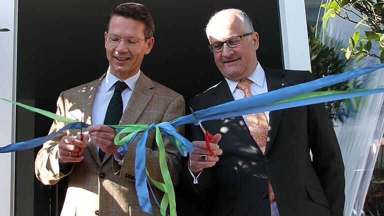 Verbindung gekappt: Der bisherige Stadtwerke-Chef Thomas Stepputat (rechts) und Aufsichtsratsvorsitzender Sebastian Remelé bei Eröffnung der Stadtwerke-Kundencenters im Oktober 2013. Das Band zwischen ihnen ist endgültig durchtrennt &ndash; Stepputat wurde am Dienstag abberufen.