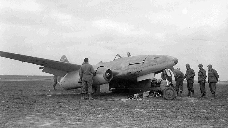 Kampf um Würzburg im April 1945: Amerikanische Soldatenbesichtigen einen erbeuteten deutschen Düsenjäger auf dem Flugplatz Giebelstadt.