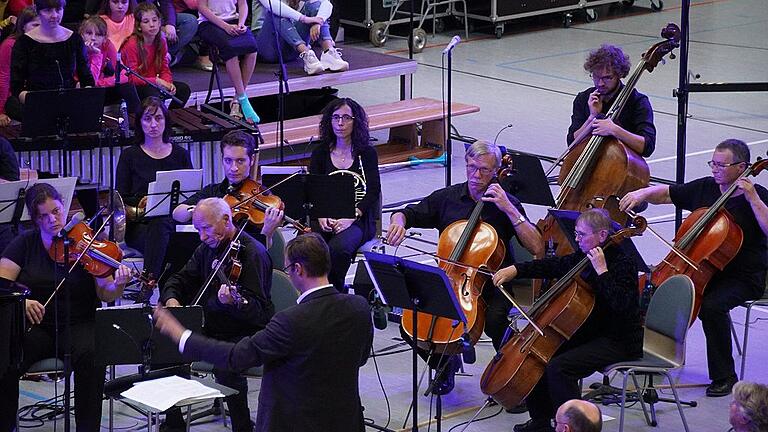 Das Maintal-Sinfonieorchester unter der Leitung von Oliver Kunkel war dafür verantwortlich, dass das Konzert &bdquo;Millenium Musicale&ldquo; zu einem beeindruckenden Musikgenuss wurde.