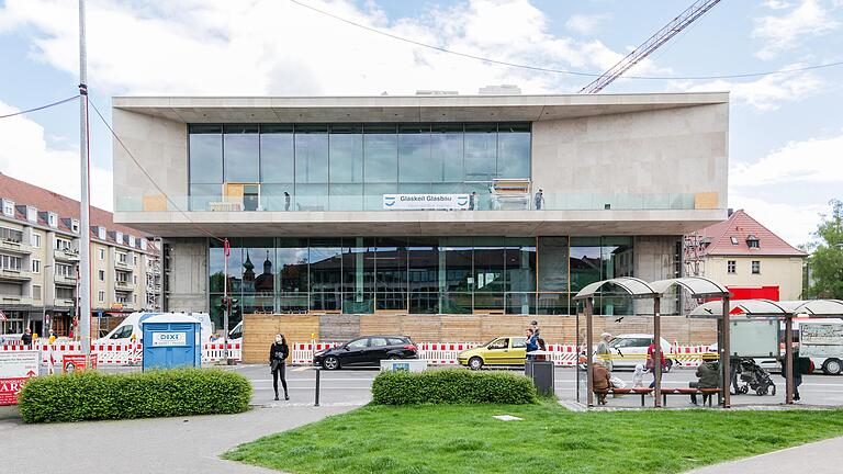 Ansicht des Mainfranken Theaters vom Kardinal-Faulhaber-Platz aus. Sanierung und Neubau werden ein&nbsp; teures Unterfangen.