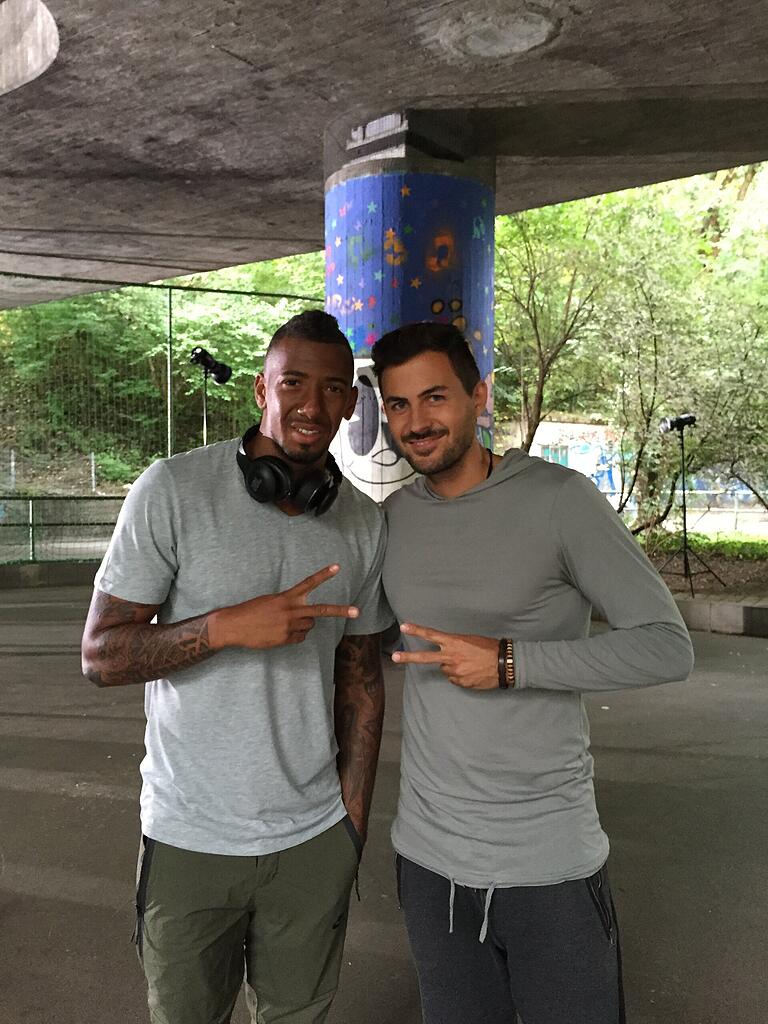 Alexander 'Airlex' Schmidt bei einem Shooting mit Fußball-Nationalspieler Jérôme Boateng. Alexander 'Airlex' Schmidt bei einem Shooting mit Fußball-Nationalspieler Jérôme Boateng.