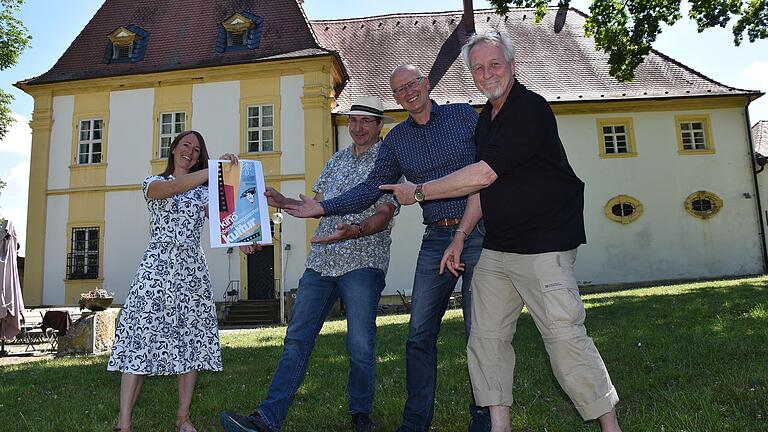 Freuen sich auf den Kinosommer im Schlosspark Oberschwappach: Kulturreferentin Simone Kolb, Kabarettist Oti Schmelzer, Knetzgaus Bürgermeister Stefan Paulus und Kinobetreiber Bruno Schneyer.