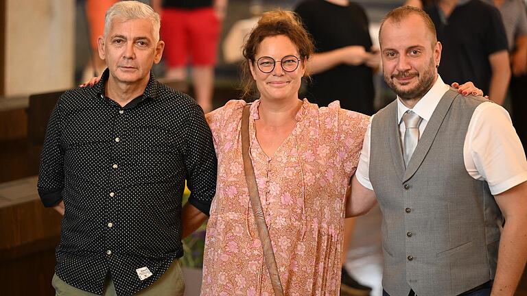 Die Initiatoren des Bürgerbegehrens 'Kostenlos Parken auf der Talavera' freuen sich im Würzburger Ratssaal über ihren Sieg (von links): Hans Stascheck, Jasmin Puhl-Brandt und Florian Willbald.