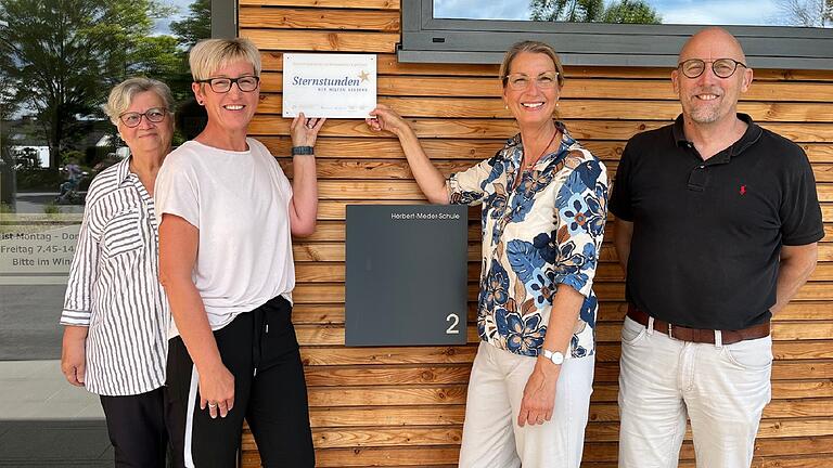 Im Bild (von links): Brunhilde Hergenhan (Vorstandsvorsitzende), Ilka Wagner (Tagesstättenleitung Herber-Meder-Schule), Marianne Lüddeckens&nbsp; (Leitung Projekte Sternstunden) und Jens Fuhl (Geschäftsführer).