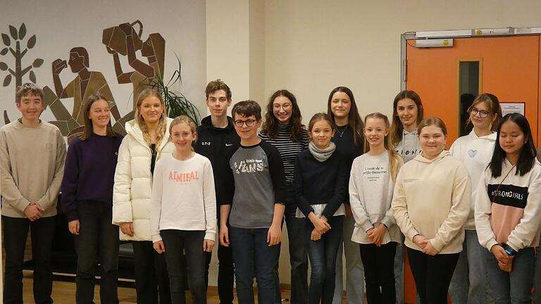 Auf dem Bild: Felix Wirth, Cäcilia Netter, Josefine Boger, Laura Paone, Johannes Will, Anton Stübinger, Hanna Thomsen, Lisa-Marie Kröner, Nell Mauermann, Sofia Tribus, Rosalie Saam, Alina Marie Siegle, Manisha Bordas, Jenny Tran.