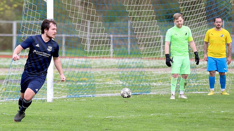 Tor für Ebelsbach: Torschütze Oliver Wacker (links, daneben die Kleinsteinacher Dustin Zschocke und Torwart Tobias Oppermann) läutete mit seinem Treffer zum 1:1 die Wende ein.&nbsp;