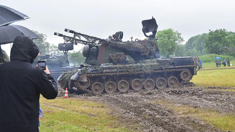 Die Gepard-Panzer waren bei der Fahrzeugschau ein beliebtes Fotomotiv.