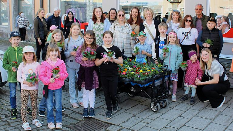 Los geht's! Die 'Blumenkinder', der Nachwuchs des Obst- und Gartenbauvereins, verteilten am Sonntagnachmittag bunte Primeln an die Gäste. Los geht's! Die 'Blumenkinder', der Nachwuchs des Obst- und Gartenbauvereins, verteilten am Sonntagnachmittag bunte Primeln an die Gäste.