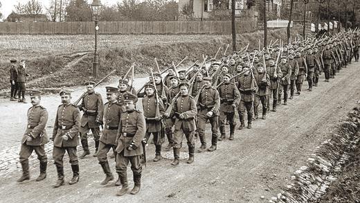 Links, zwo, drei, vier: Nach der Musterung in Marktheidenfeld wurde die meisten Soldaten in Würzburg (unser Bild) und Hammelburg ausgebildet, um dann in den Ersten Weltkrieg geschickt zu werden. Links, zwo, drei, vier: Nach der Musterung in Marktheidenfeld wurde die meisten Soldaten in Würzburg (unser Bild) und Hammelburg ausgebildet, um dann in den Ersten Weltkrieg geschickt zu werden.