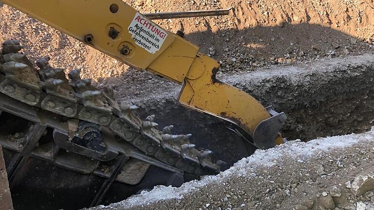 Den Weg freimachen für die Wasserleitung: Die Gräben in der Flur werden so schmal wie möglich gehalten.