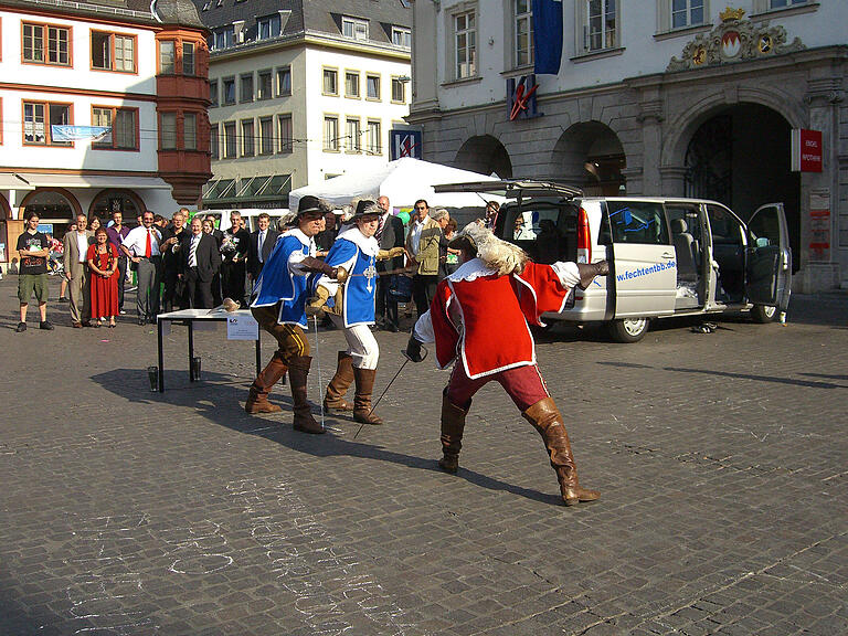 Fechter aus Tauberbischofsheim kämpften im Sommer 2008 als „Ritter“ sinnbildlich für den Neubau der FHWS.