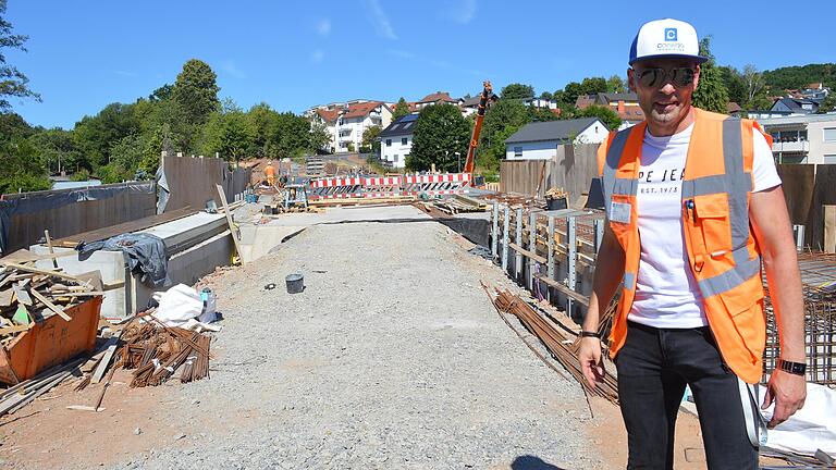 So sieht es auf der Marbach-Brücke aus, die gerade umfassend saniert wird, wie Bauleiter Bernd Schneider erläutert.&nbsp;