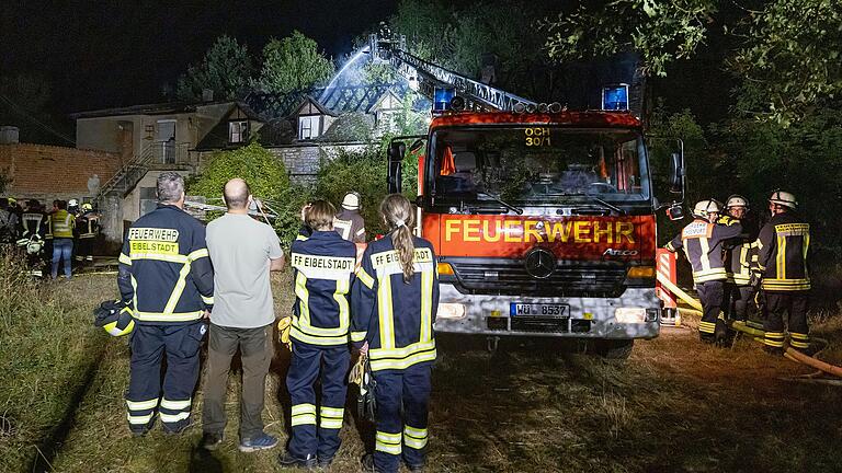 Circa 100 Einsatzkräfte und sechs Feuerwehren aus den umliegenden Gemeinden waren am Mittwochabend im Einsatz in Eibelstadt. Circa 100 Einsatzkräfte und sechs Feuerwehren aus den umliegenden Gemeinden waren am Mittwochabend im Einsatz in Eibelstadt.