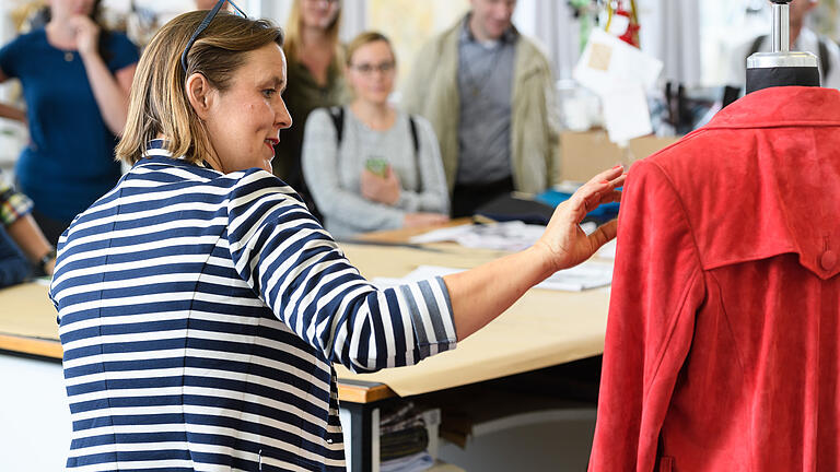 Kostümdirektorin Wiebke Horn gab am Sonntag beim Theaterfest im Mainfranken Theater Einblicke in die Arbeit der Kostümbildner. Foto: Daniel Peter Kostümdirektorin Wiebke Horn gab am Sonntag beim Theaterfest im Mainfranken Theater Einblicke in die Arbeit der Kostümbildner. Foto: Daniel Peter