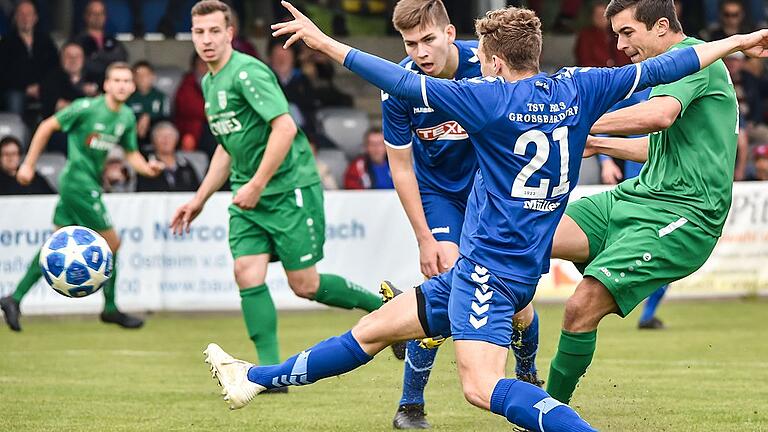 ++ Bayernliga, Fussball  ++
1. FC Sand vs. TSV Großbardorf       -  Die beiden Großbardorfer Stefan Piecha und Xaver Müller kommen zu spät, Sands Adrian Reith markiert früh den späteren Siegtreffer.