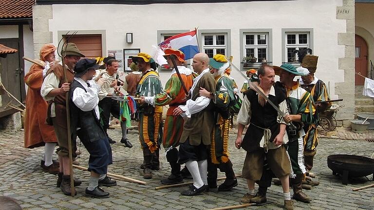 Die Freunde der Kirchenburg veranstalten am 10. und 11. August ihr 3. Historien-Wochenende mit großem Landsknechtfest. In diesem Rahmen wird auch wieder die Laienspielgruppe am Originalschauplatz das Stück „Kroatensturm auf die Kirchenburg“ aufführen.