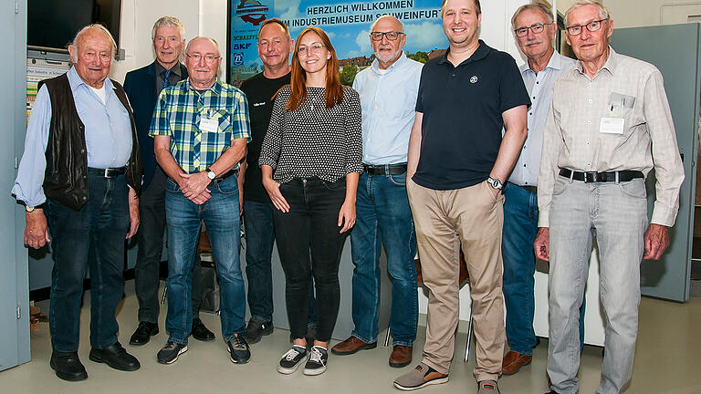 Im Industriemuseum Schweinfurt begrüßte der 1. Vorsitzende Rüdiger Sontheimer (2.v.l) die neuen Fördermitglieder. (Von links): Motorsportlegende Fritz Witzel, Museumsleiter Wolfgang Rücknagel, Geschäftsführer Volker Witzel und seine Tochter Lisa Witzel, Elmar Eck (kaufmännischer Leiter, Fa. Witzel), ZF Ausstellungsleiter Dr. Daniel Schmitz, Gerhard Fiedler (2. Vorsitzender AKI) und Dr. Hans-Georg Leimbach (2. Vorsitzender AKI).