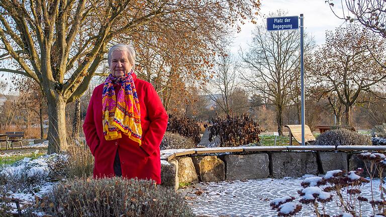 Anni Büttner, Mit-Organisatorin der Himmelstadter Weihnachtserlebnisse, am Platz der Begegnung. Dieser ist auch mit den Preisgeldern aus der großen Dorfgartenschau 'Himmelstadt blüht auf' 2012 finanziert worden.