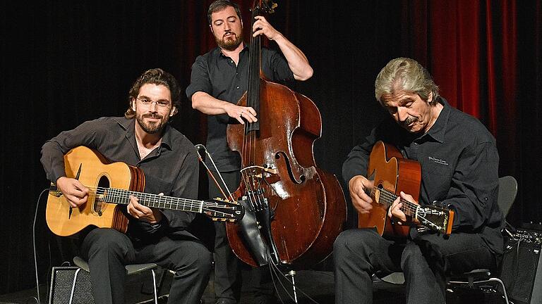 Ein herausragendes Gypsy-Swing-Konzert erlebte das Publikum mit dem Joscho Stephan Trio. Das Bild zeigt (von links) den brillanten Gypsy-Swing-Gitarristen Joscho Stephan und seine hervorragenden Begleiter Volker Kamp (Bass) und Günter Stephan (Rhythmusgitarre).