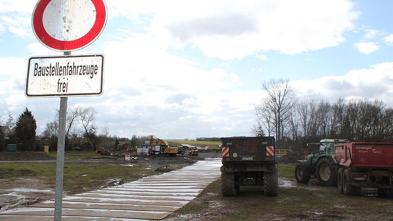 Westlich von Mönchstockheim haben die Bauarbeiten für zwei Brücken über den Unkenbach begonnen. Mit großen Stahlplatten wurden Zufahrtswege über die aufgeweichten Äcker und Wiesen gelegt.