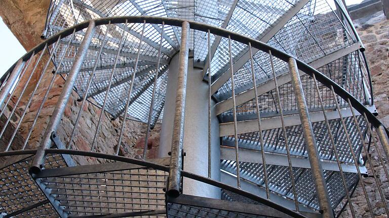 Durchblick nach oben. Die Wendeltreppe, die zur Aussichtsplattform führt