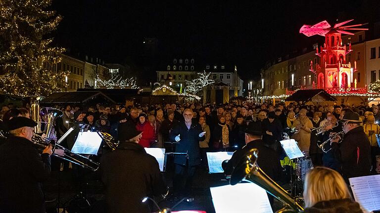 Viele Schweinfurter treffen sich am Heiligen Abend zum Konzert und Mitsingen auf dem Marktplatz.&nbsp;