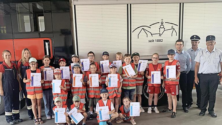 Alle 20 Kinder haben die Prüfung bestanden und erhielten eine Urkunde sowie das Abzeichen der „Kinderflamme“. - Alle 20 Kinder haben die Prüfung bestanden und erhielten eine Urkunde sowie das Abzeichen der „Kinderflamme“. Alle 20 Kinder haben die Prüfung bestanden und erhielten eine Urkunde sowie das Abzeichen der „Kinderflamme“. - Alle 20 Kinder haben die Prüfung bestanden und erhielten eine Urkunde sowie das Abzeichen der „Kinderflamme“.