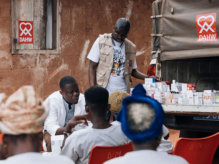 Lepra-Screening in Togo: Sie wünsche sich, dass die DAHW weiter unterstützt werde, sagt Irene Kober. Die Würzburger Organisation finanziert ihre Projekte zum größten Teil aus Spendengeldern. Lepra-Screening in Togo: Sie wünsche sich, dass die DAHW weiter unterstützt werde, sagt Irene Kober. Die Würzburger Organisation finanziert ihre Projekte zum größten Teil aus Spendengeldern.