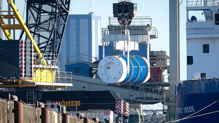 Castor-Transport: Ankunft in Deutschland - Ein Castor-Behälter wird vom Spezialschiff „Pacific Grebe” gehoben. Castor-Transport: Ankunft in Deutschland - Ein Castor-Behälter wird vom Spezialschiff „Pacific Grebe” gehoben.