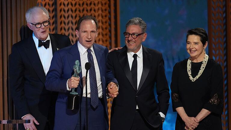 Screen Actors Guild Awards       -  Ensemble aus dem Film &bdquo;Konklave&rdquo; bei den Screen Actors Guild Awards (SAG) in Los Angeles im Februar: John Lithgow (von links), Ralph Fiennes, Sergio Castellitto und Isabella Rossellini. (Archivbild)