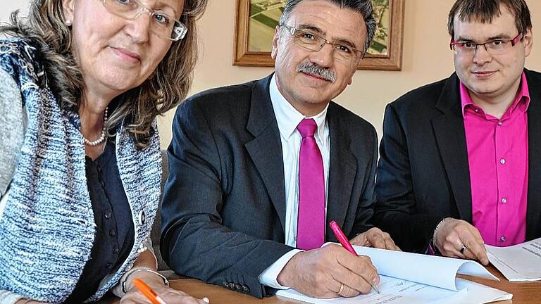 Bürgermeisterin Birgit Börger, Projektleiter Klaus Markert und Vertriebsbeauftragter Andreas Schardt. Bürgermeisterin Birgit Börger, Projektleiter Klaus Markert und Vertriebsbeauftragter Andreas Schardt.