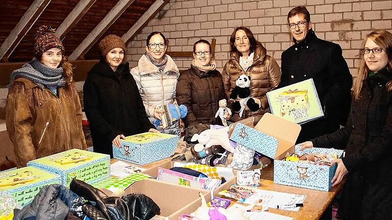 Hilfstransport: Palettenweise Boxen mit Liebe - (ret) In einer ausgebauten Scheune im Altort von Randersacker herrscht derzeit munterer Schichtbetrieb von Ehrenamtlichen, die alle gespendeten Love Boxes, die in griechische Flüchtlingslager gehen sollen, noch einmal kontrollieren und auf Paletten einsortieren. Bei der Aktion von Mobile Flüchtlingshilfe e.V. gilt es, bunte Zusammenstellungen zu finden, die zu Weihnachten Mädchen und Jungen unterschiedlicher Altersgruppen fern der Heimat Freude bereiten. „3500 Kartons haben wir gedruckt. Inzwischen sind nahezu alle vergriffen. Sie gingen in viele Städte Deutschlands. Über 300 sind bereits mit Geschenken gefüllt zurück“, zieht Mitinitiatorin Vera Hoxha eine erste Zwischenbilanz. Auch Oberbürgermeister Christian Schuchardt und Sozialreferentin Hülya Düber sahen nach dem Rechten und bedankten sich beim Love-Box-Team für den Einsatz. Die Aktion, zu der Tobias Winkler die Idee hatte, wurde von der Mobilen Flüchtlingshilfe bereits beim Tag der Offenen Tür und auch im Bürgerbüro der Stadt Würzburg beworben. Ursprünglich wollte man einen Sattelzug mit rund 30 Paletten möglichst voll bepacken. Nach ersten Hochrechnungen könnten nun sogar zwei Lkw notwendig sein. Viele bringen nämlich nicht nur die von Manou Wahler gestalteten Love Boxes zurück, sondern auch Schuhkartons und weitere Schachteln mit Inhalten, die von Herzen kommen. Sollten die Organisatoren für den Transport nun die doppelte Summe – rund 6000 Euro – benötigen, müsste man noch eine große Differenz aufbringen, weiß Claudia Hahn von Standpunkt e.V.. Auch Geldspenden sind also derzeit noch willkommen. Der Verein Standpunkt genießt die Unterstützung der Firma Flyeralarm. Alle Informationen zum Projekt und die weiteren rund 30 Sammelpunkte der Region – neben Bürgerbüro, Firmensitz von Flyeralarm oder Jeansecke in der Würzburger Innenstadt – finden sich auf der Facebook-Seite der Mobilen Flüchtlingshilfe oder von „Liebe im Karton“. Spendenkonto: Standpunkt e.V. IBAN: DE49 7905 0000 0046 357984; Verwendungszweck: Liebe im Karton. Hilfstransport: Palettenweise Boxen mit Liebe - (ret) In einer ausgebauten Scheune im Altort von Randersacker herrscht derzeit munterer Schichtbetrieb von Ehrenamtlichen, die alle gespendeten Love Boxes, die in griechische Flüchtlingslager gehen sollen, noch einmal kontrollieren und auf Paletten einsortieren. Bei der Aktion von Mobile Flüchtlingshilfe e.V. gilt es, bunte Zusammenstellungen zu finden, die zu Weihnachten Mädchen und Jungen unterschiedlicher Altersgruppen fern der Heimat Freude bereiten. „3500 Kartons haben wir gedruckt. Inzwischen sind nahezu alle vergriffen. Sie gingen in viele Städte Deutschlands. Über 300 sind bereits mit Geschenken gefüllt zurück“, zieht Mitinitiatorin Vera Hoxha eine erste Zwischenbilanz. Auch Oberbürgermeister Christian Schuchardt und Sozialreferentin Hülya Düber sahen nach dem Rechten und bedankten sich beim Love-Box-Team für den Einsatz. Die Aktion, zu der Tobias Winkler die Idee hatte, wurde von der Mobilen Flüchtlingshilfe bereits beim Tag der Offenen Tür und auch im Bürgerbüro der Stadt Würzburg beworben. Ursprünglich wollte man einen Sattelzug mit rund 30 Paletten möglichst voll bepacken. Nach ersten Hochrechnungen könnten nun sogar zwei Lkw notwendig sein. Viele bringen nämlich nicht nur die von Manou Wahler gestalteten Love Boxes zurück, sondern auch Schuhkartons und weitere Schachteln mit Inhalten, die von Herzen kommen. Sollten die Organisatoren für den Transport nun die doppelte Summe – rund 6000 Euro – benötigen, müsste man noch eine große Differenz aufbringen, weiß Claudia Hahn von Standpunkt e.V.. Auch Geldspenden sind also derzeit noch willkommen. Der Verein Standpunkt genießt die Unterstützung der Firma Flyeralarm. Alle Informationen zum Projekt und die weiteren rund 30 Sammelpunkte der Region – neben Bürgerbüro, Firmensitz von Flyeralarm oder Jeansecke in der Würzburger Innenstadt – finden sich auf der Facebook-Seite der Mobilen Flüchtlingshilfe oder von „Liebe im Karton“. Spendenkonto: Standpunkt e.V. IBAN: DE49 7905 0000 0046 357984; Verwendungszweck: Liebe im Karton.