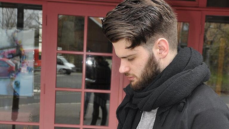 Luan Buki blättert in seinem Bildband.