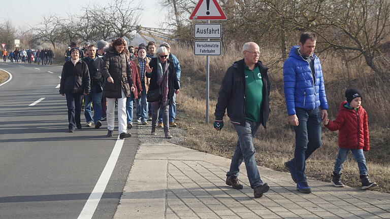 Unterwegs mit den Naturschützern: Rund 100 Bürger, darunter auch viele Familien, nutzten das Angebot der Wanderung von der Mainbrücke zur Floßanlegestelle hinter der Bördleingrube. Unterwegs mit den Naturschützern: Rund 100 Bürger, darunter auch viele Familien, nutzten das Angebot der Wanderung von der Mainbrücke zur Floßanlegestelle hinter der Bördleingrube.